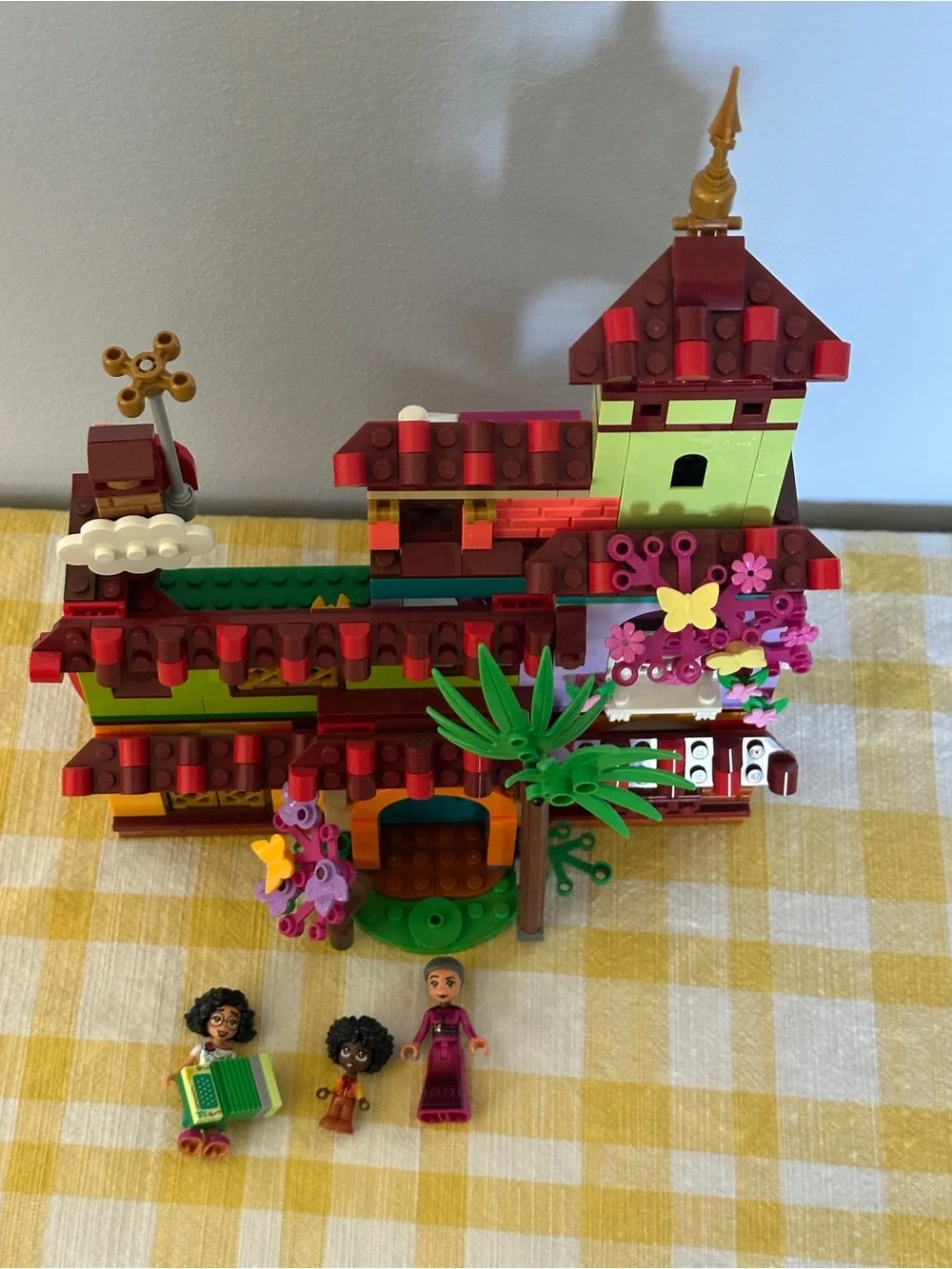 Lego Disney Encanto The Madrigal House 43202 687 pcs complete with Minifigures